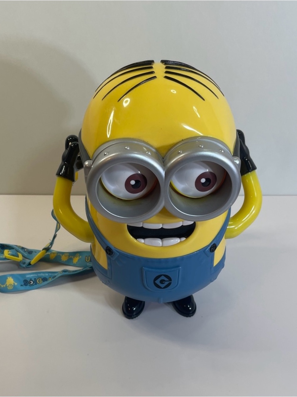 Universal Studios 2015 MINION BOB POPCORN BUCKET w/ Lanyard / Limited Edition